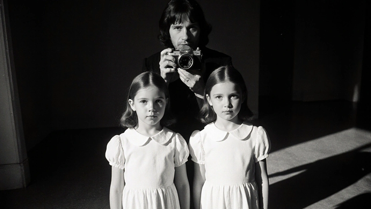 Diane Arbus porträtiert Zwillinge, die direkt in die Kamera schauen.