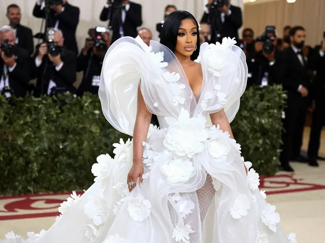 Wie viel hat Cardi Bs Mike-Kleid gekostet? Der Preis des ikonischen Outfits